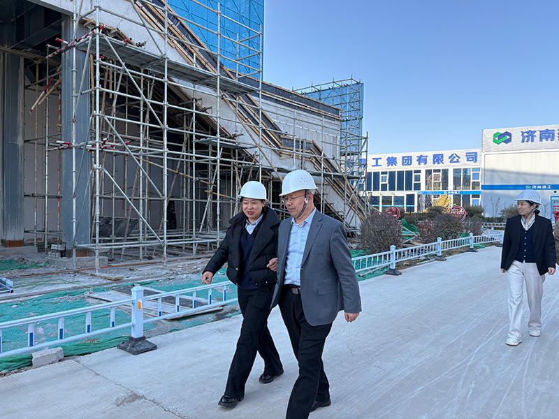 樂邦財稅集團董事長參觀在建教學(xué)樓